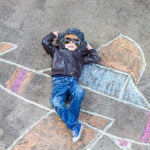 pojke som ligger på en kritteckning